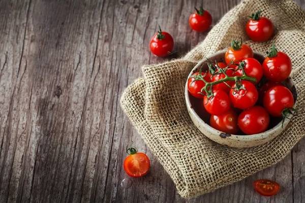 ماسک صورت خانگی جو دو سر و گوجه فرنگی